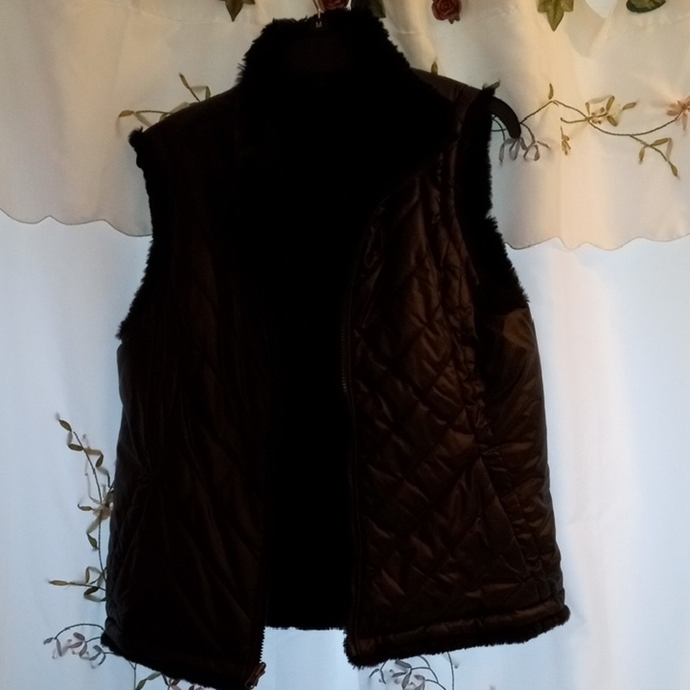 Nicole Miller L Black Quilted Reversible Faux Fur Vest - Picture 9 of 10